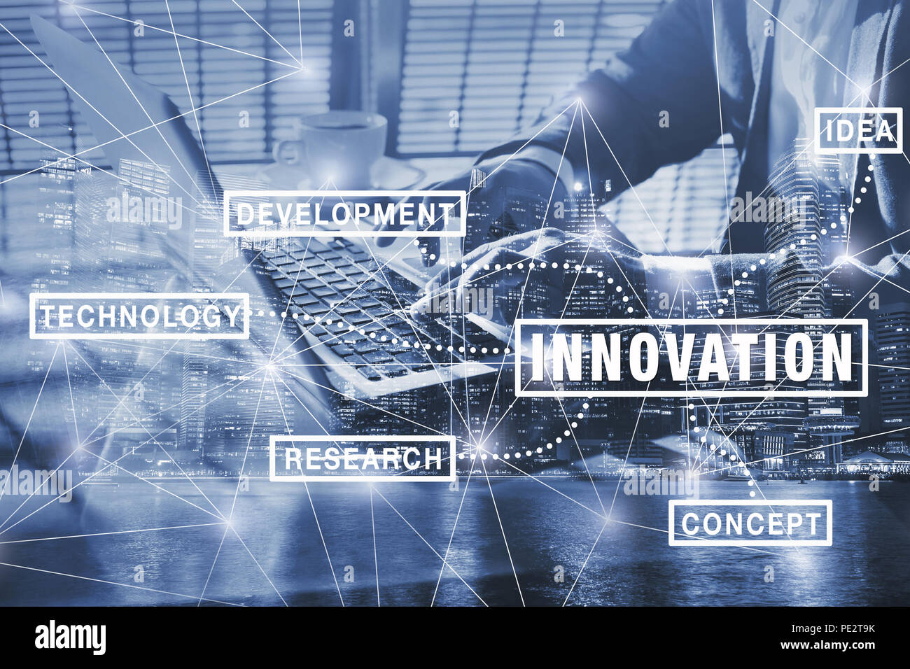 Innovation Konzept, futuristische Grafik Hintergrund mit Technik, Forschung und Entwicklung, Double Exposure der Hände auf dem Computer eingeben Stockfoto