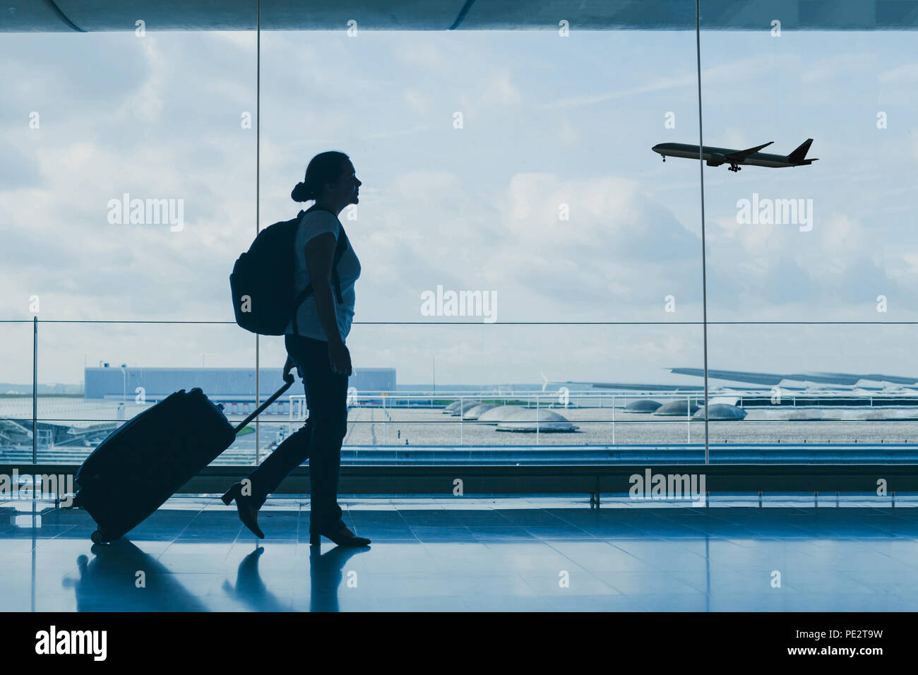 Flughafen reisen, Silhouette der Menschen an der internationalen Abflugterminal, Flug Stockfoto