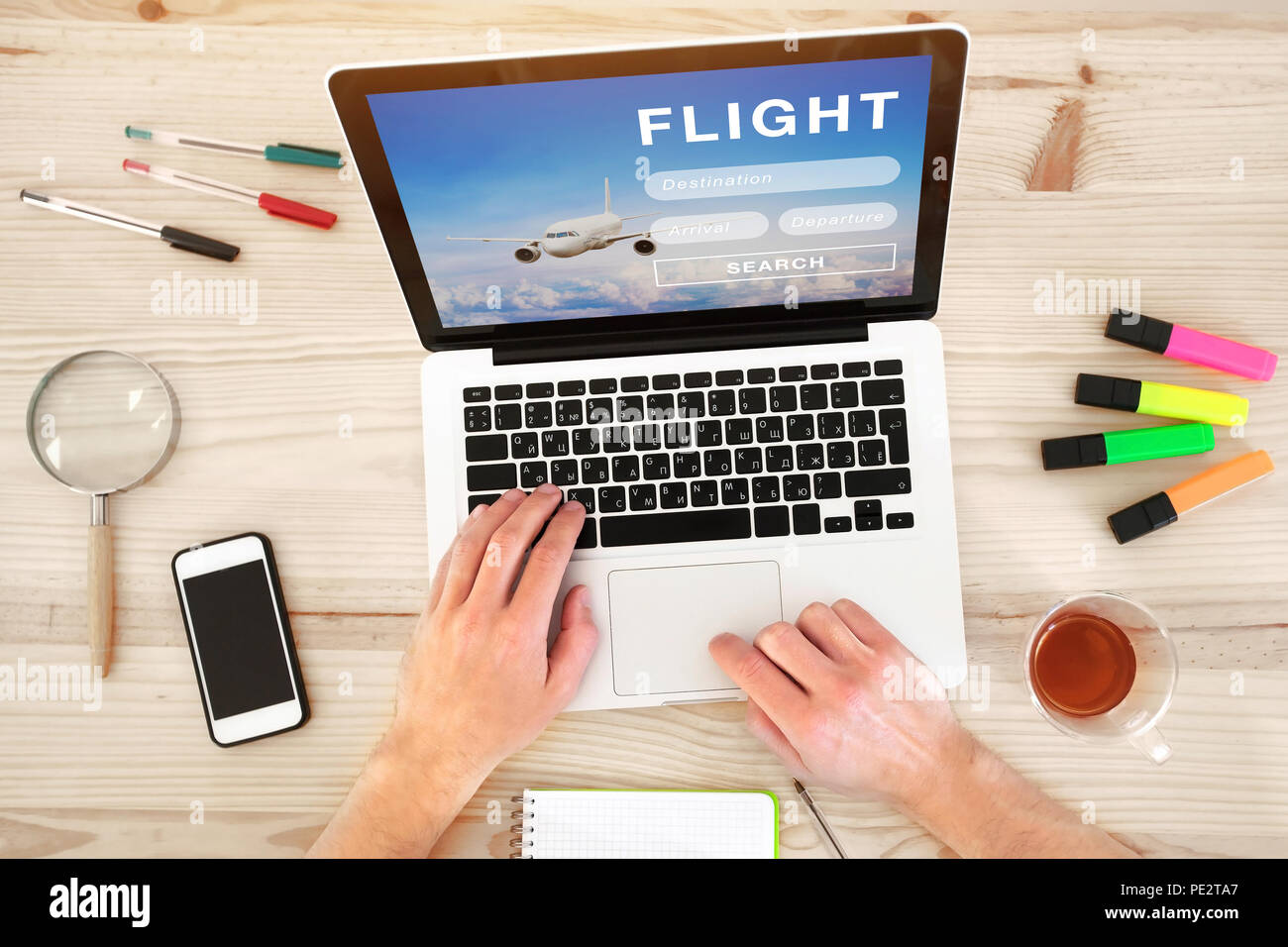 Flugticket online kaufen, buchen Sie Flug auf Internet, Reisen Transport Planung Stockfoto