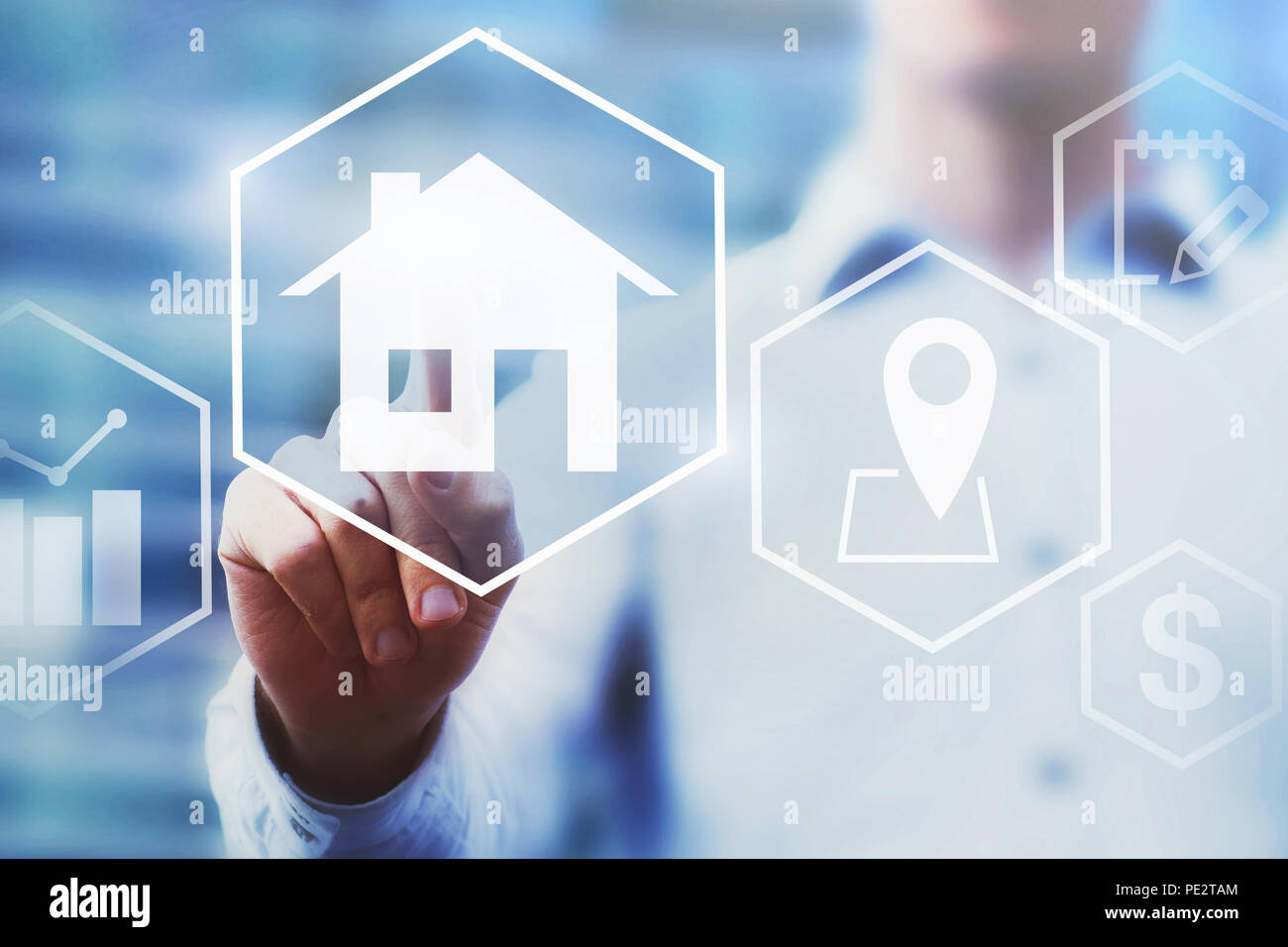 Real Estate Investment Konzept, Objekt Wert Diagramm auf Touchscreen, ein Haus kaufen Stockfoto
