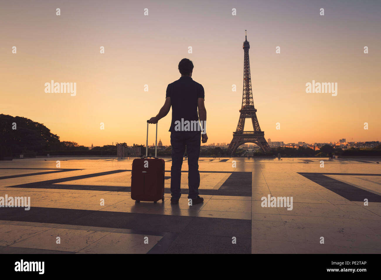 Tourist in Paris am Eiffelturm, Silhouette der Mann mit Gepäck reisen auf der Suche nach Frankreich Stockfoto
