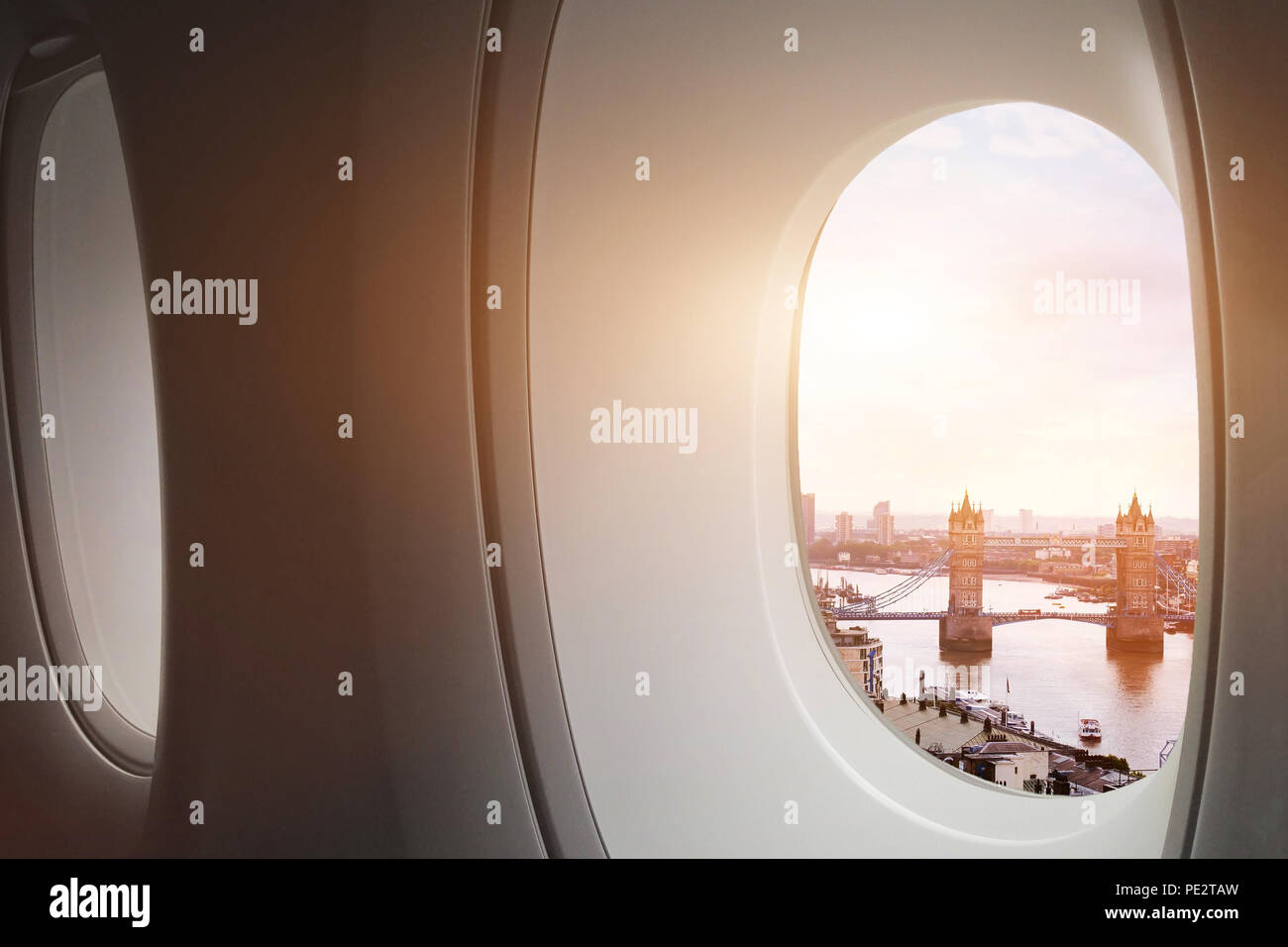 Reisen nach London, mit Blick auf die Tower Bridge aus dem Fenster des Flugzeugs, Tourismus Stockfoto