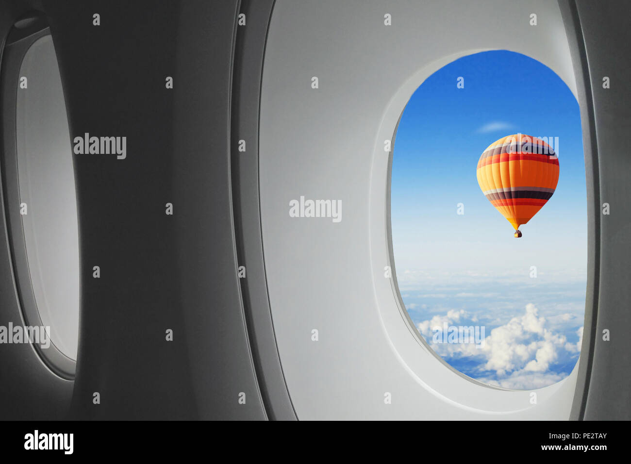 Dream Travel, Heißluftballon in den Himmel aus dem Fenster des Flugzeuges zu fliegen, überraschung Konzept Stockfoto
