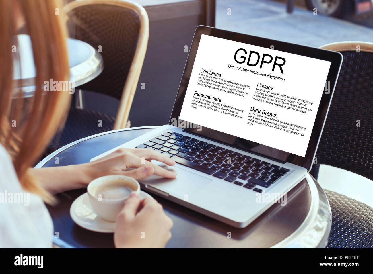 Bipr Konzept, Frau liest über allgemeine Datenschutzverordnung, privater Informationen Stockfoto