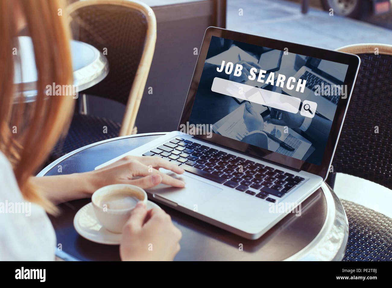 Job Suche Konzept, ihre Karriere finden, Frau an on-line-Web site suchen Stockfoto