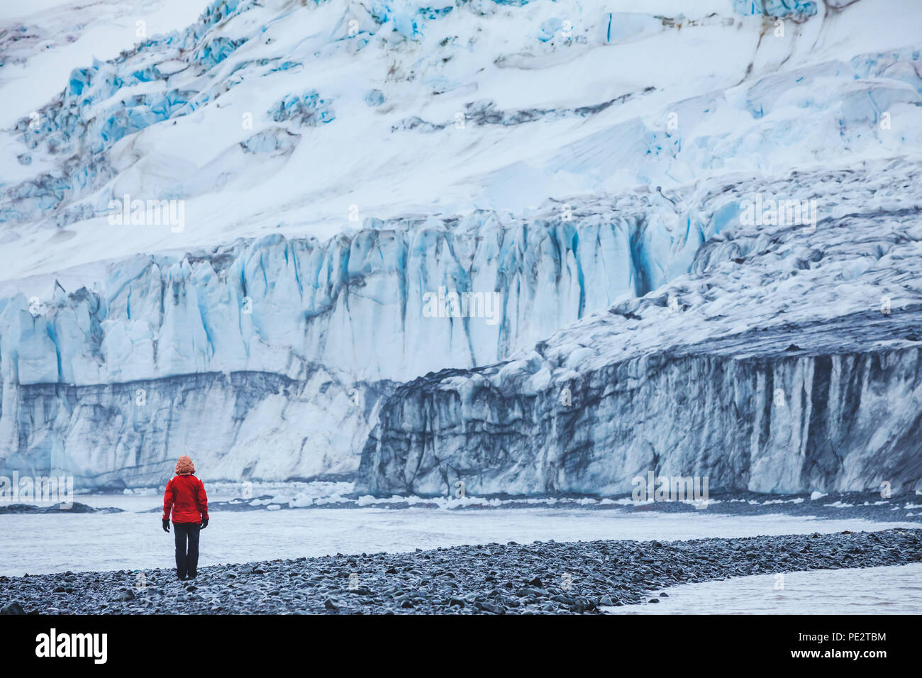 Person, die in der Nähe von Big schmelzende Gletscher in der Antarktis, schöne Landschaft von Livingston Island in South Shetland Stockfoto