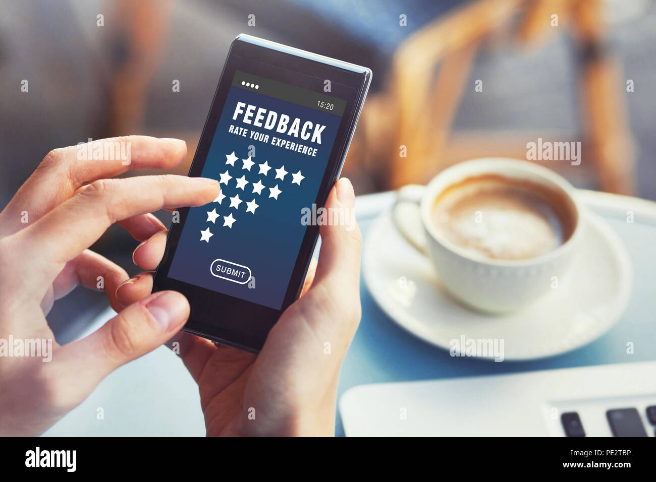 Positives Feedback, Kundenzufriedenheit Konzept, Frau rating Service online und schreiben Überprüfung auf dem Smartphone Stockfoto