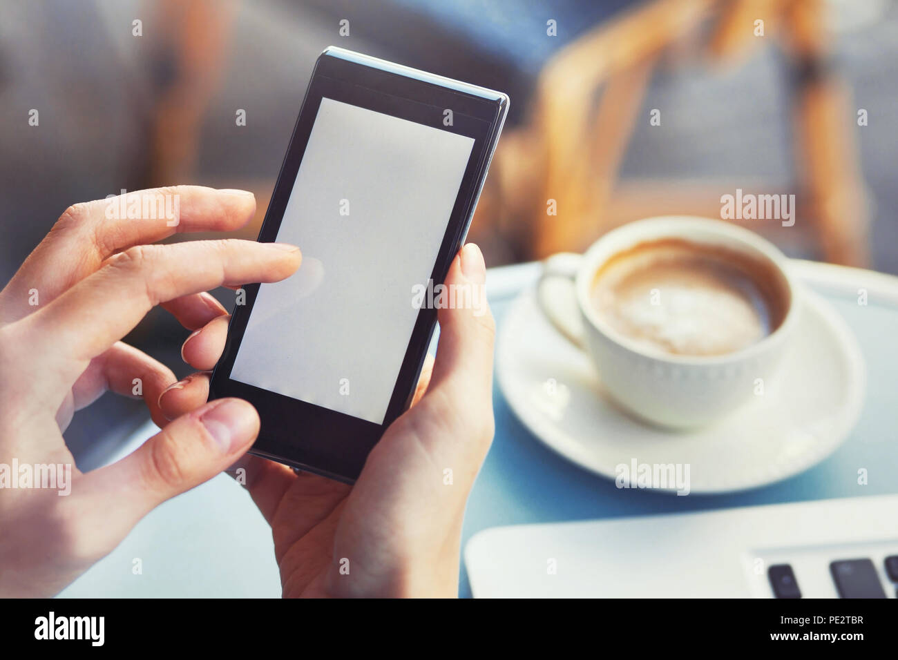 Nahaufnahme der Hand Handy Smartphone mit leeren Leerer Bildschirm Stockfoto