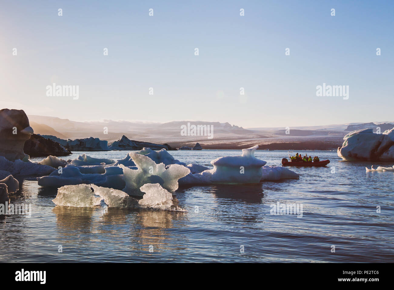 Touristenboot in Gletscherlagune Jokulsarlon, Reisen nach Island Stockfoto