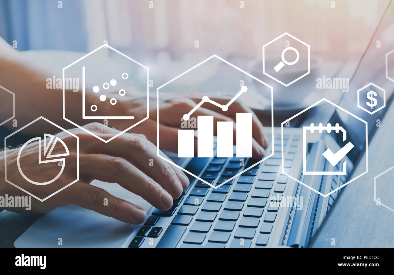 Business Intelligence BI-Konzept, finanzcharts Gewinn- und Finance Performance von Unternehmen zu analysieren, Hände, indem Sie auf Computer im Hintergrund Stockfoto