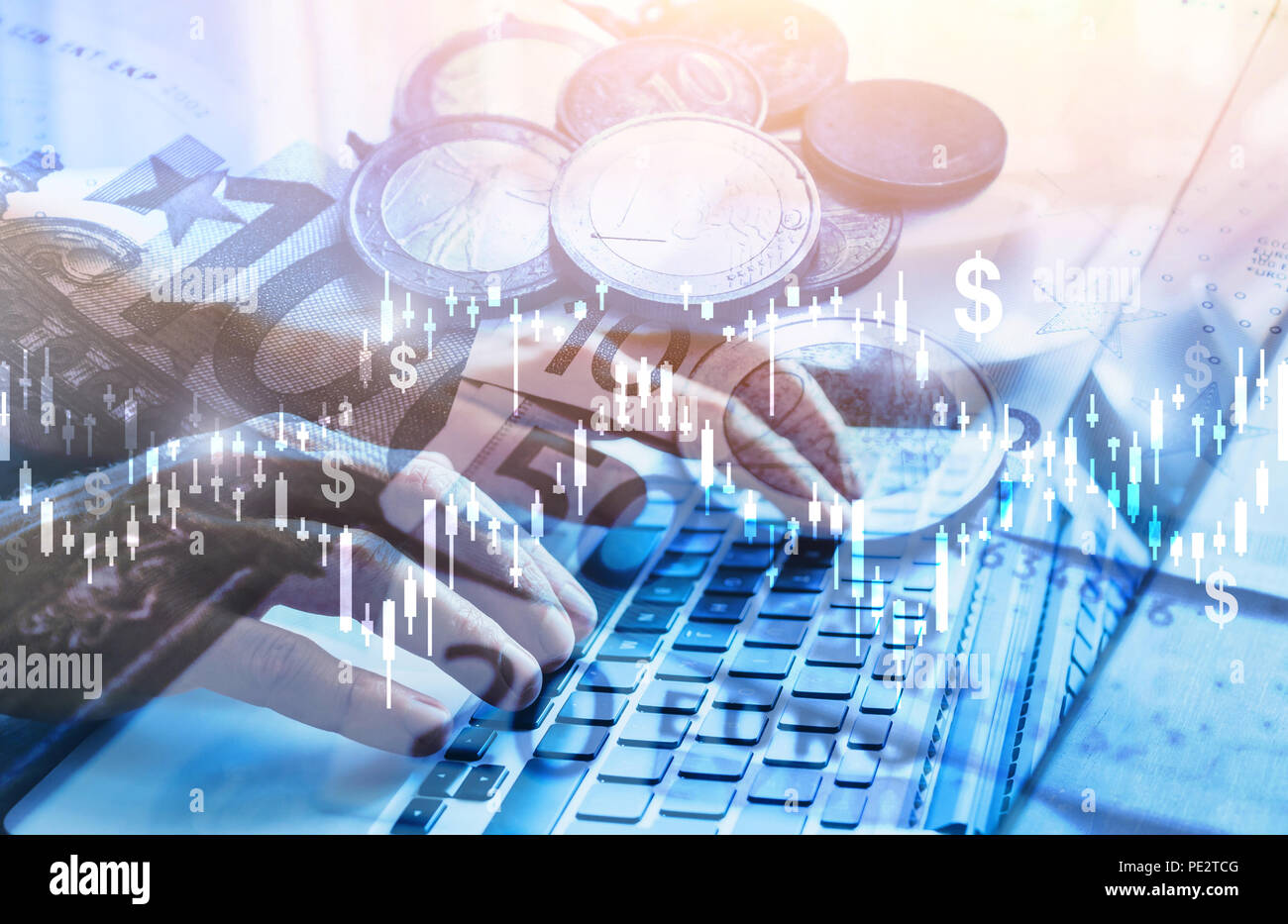 Investitionen Double Exposure Konzept, finanziellen Pläne für Business Analytics, Dollar, Geld und Hände schreiben auf Computer, blauer Hintergrund Stockfoto