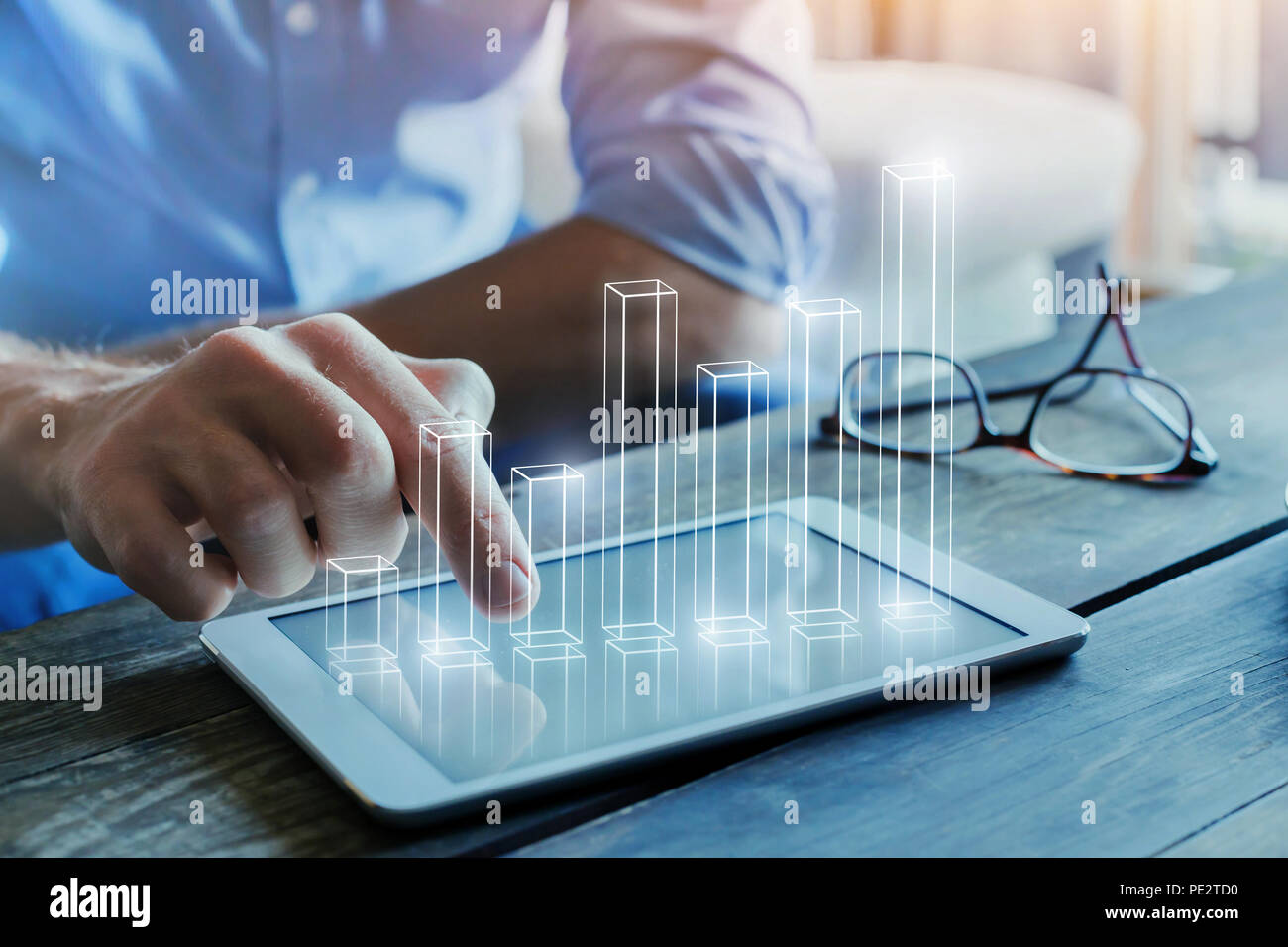 Business Intelligence Konzept, Financial Analytics mit 3D-Säulendiagramm Stockfoto