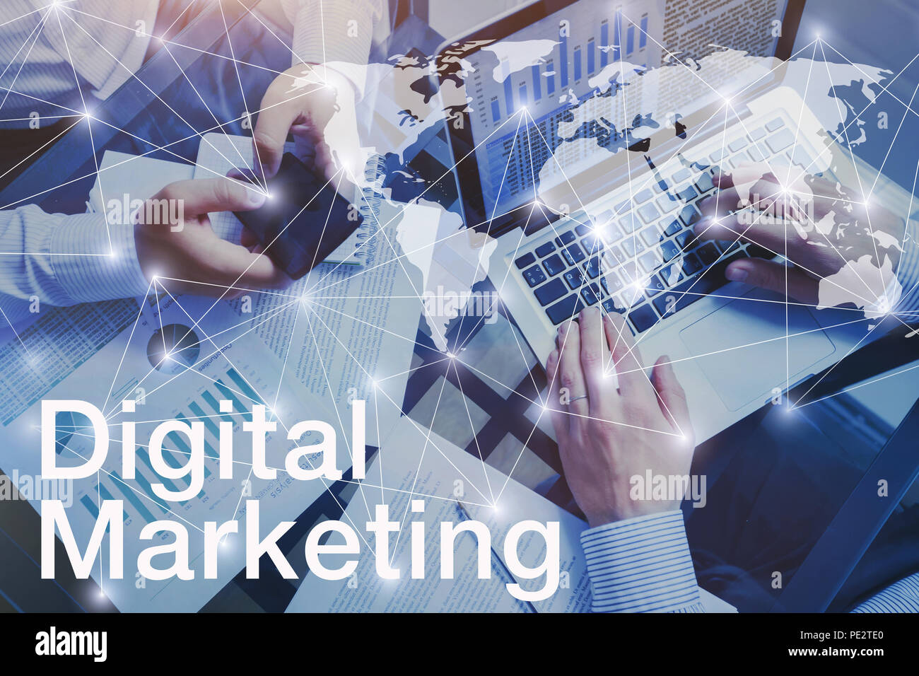 Digitales Marketing Konzept, Hände von Business Team Menschen Arbeiten am Computer Stockfoto