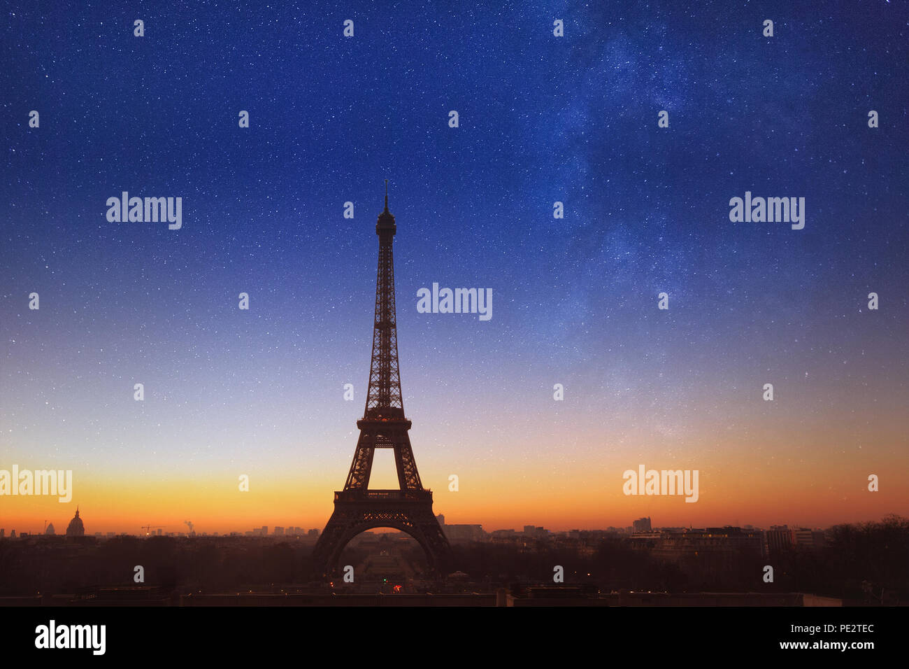 Nacht in Paris mit blauen Sternenhimmel, wunderschönen, romantischen Blick auf den Eiffelturm mit Sternen, Frankreich Stockfoto