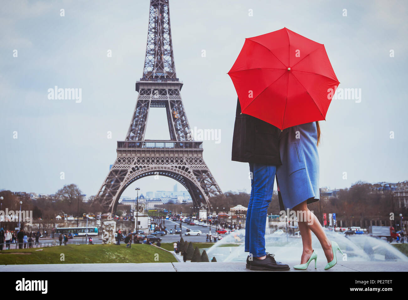 Romantikurlaub für Paare in Paris, Hochzeitsreise Urlaub in Frankreich, Europa, Mann und Frau Küssen in der Nähe von Eiffelturm Stockfoto