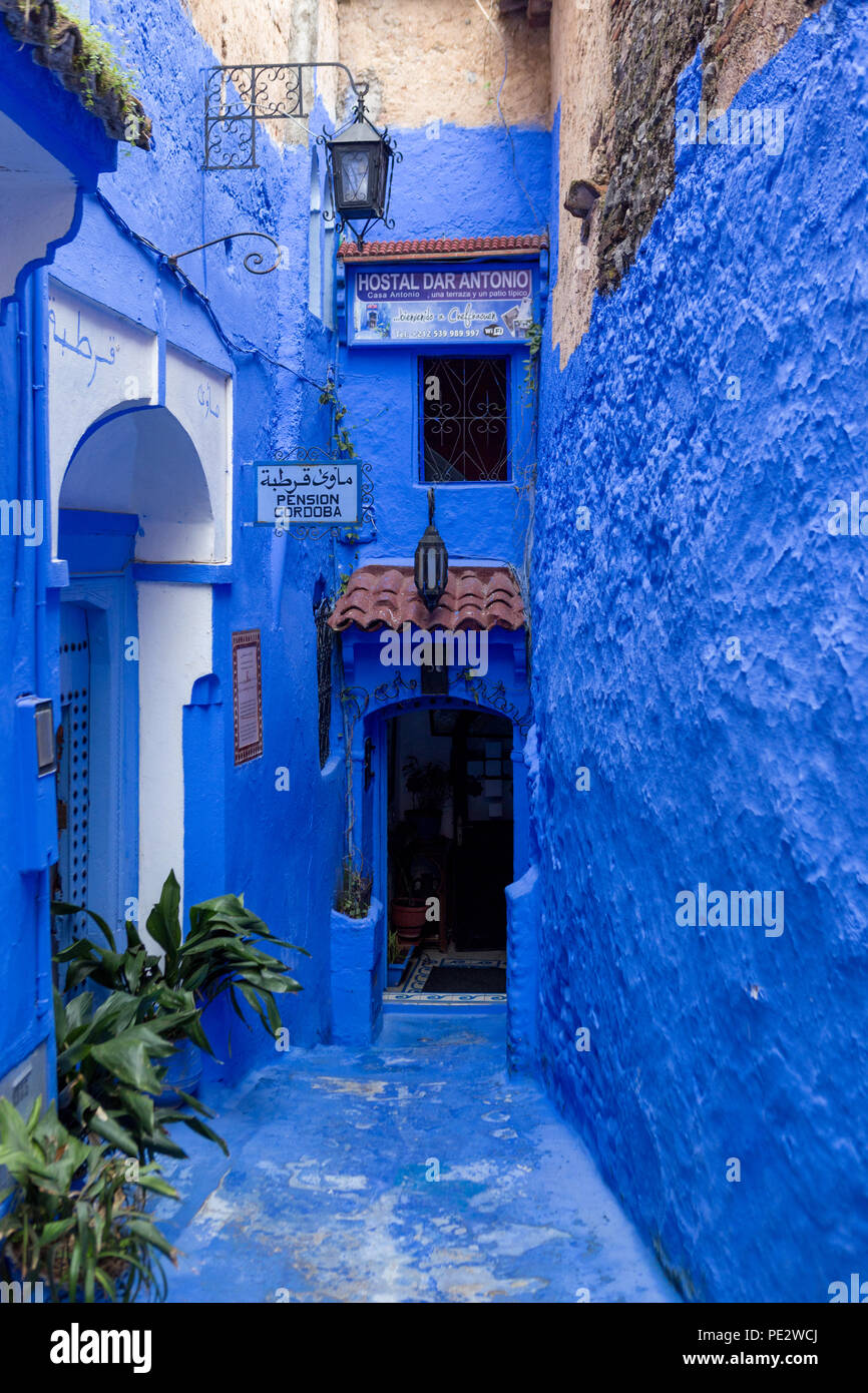 Chefchaouen (Chaouen) ist eine Stadt in Marokko, bekannt für seine Gebäude in Blautönen. Stockfoto