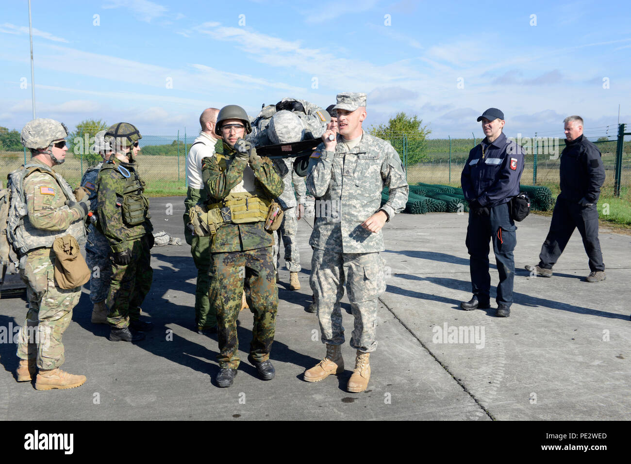 United States Army Staff Sgt. Ruben C. Sublett der medizinischen Support Unit (MSU) Europa, zeigt unterschiedliche Transport Techniken der verletzten Soldaten an die Mitglieder der deutschen Polizei, Sanitäter, Feuerwehr und Soldaten aus Finnland, dem Vereinigten Königreich, Deutschland und United States Army Europe (USAREUR) als Teil der Combat Life Saver Kurs (CLS). Die Veranstaltung war auf die militärischen Operationen in urbanem Gelände (UT) Website in Wackernheim, Deutschland, Sept. 24, 2015. Stockfoto