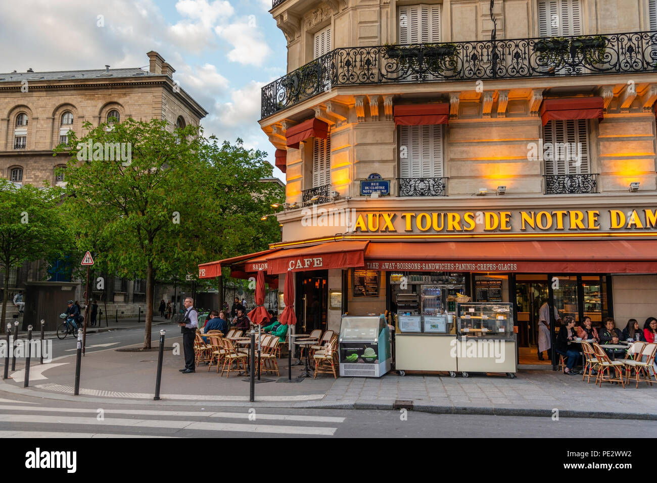 Cafe und kannonen gegenüber von der Kathedrale Notre Dame in Paris, Francis. Stockfoto