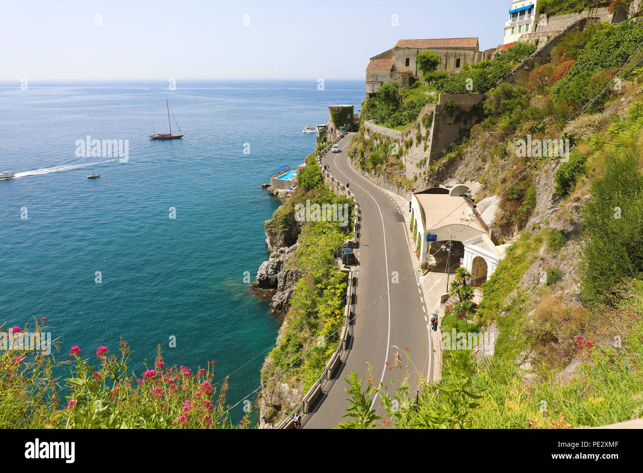 Luftaufnahme gewundenen Straße überhängenden das Meer von Atrani Amalfi auf die Küste von Amalfi, Italien Stockfoto