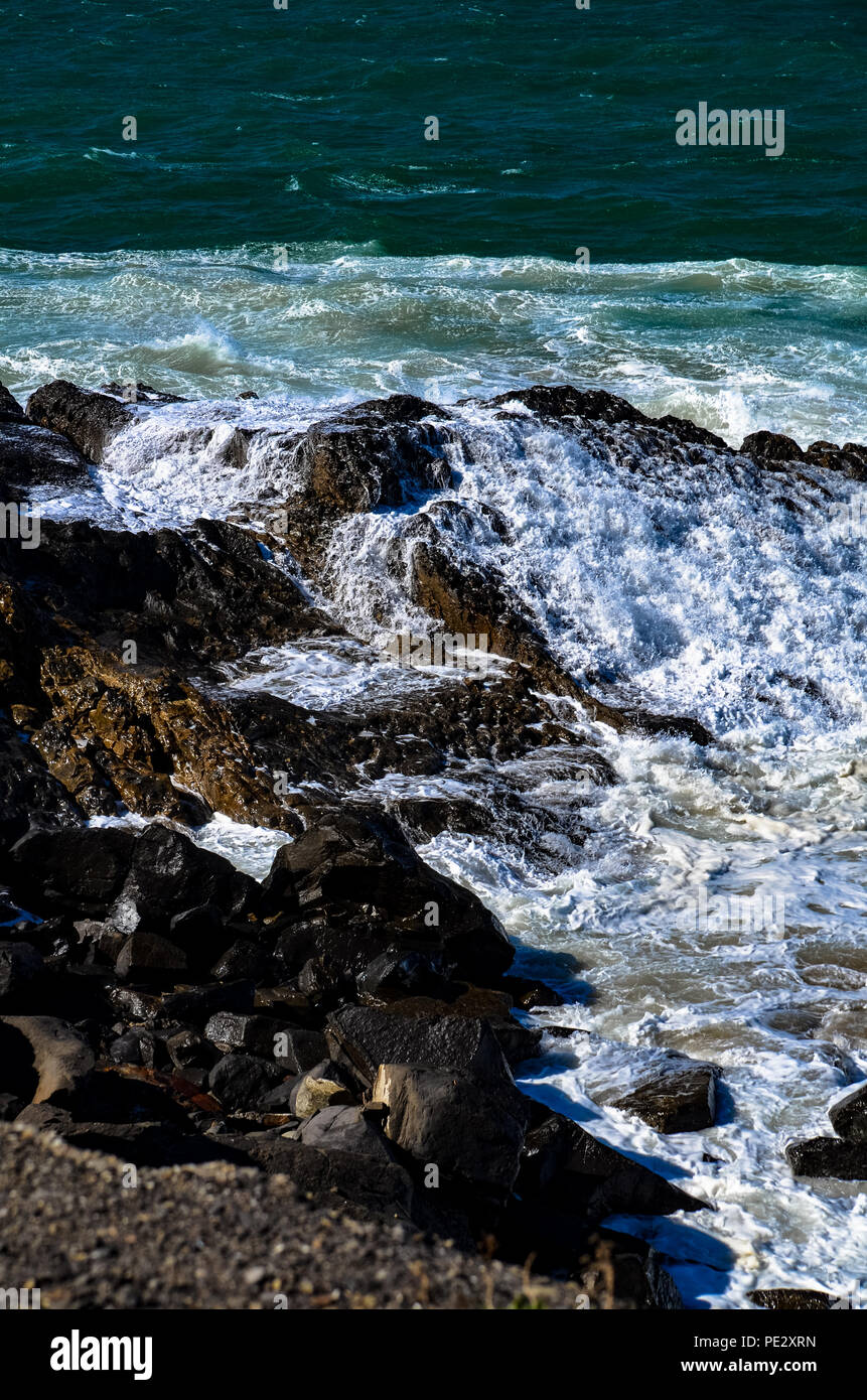 Pazifischer Ozean Wellen auf Ufer am Mugu Rock in Malibu, Kalifornien Stockfoto