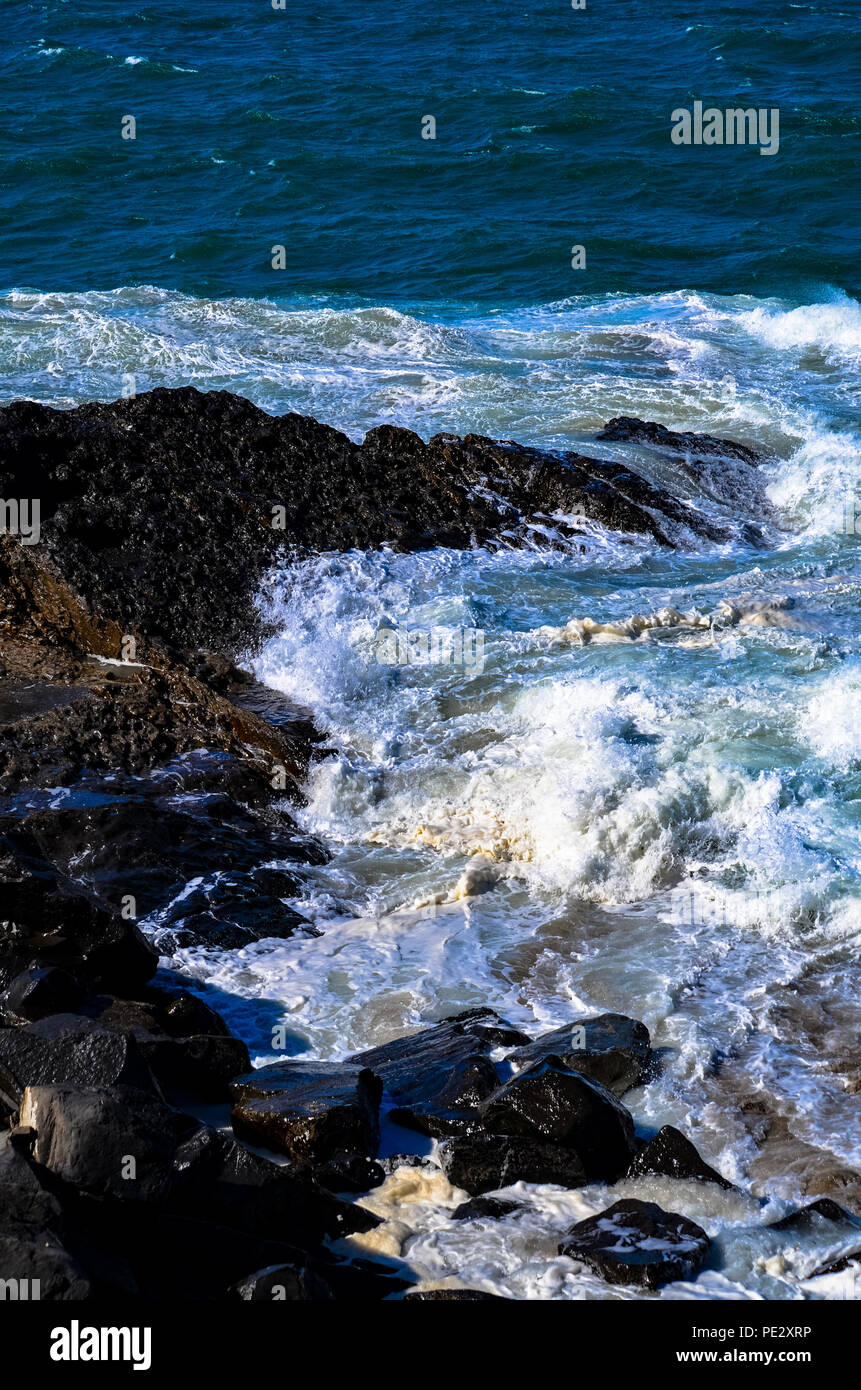 Pazifischer Ozean Wellen auf Ufer am Mugu Rock in Malibu, Kalifornien Stockfoto