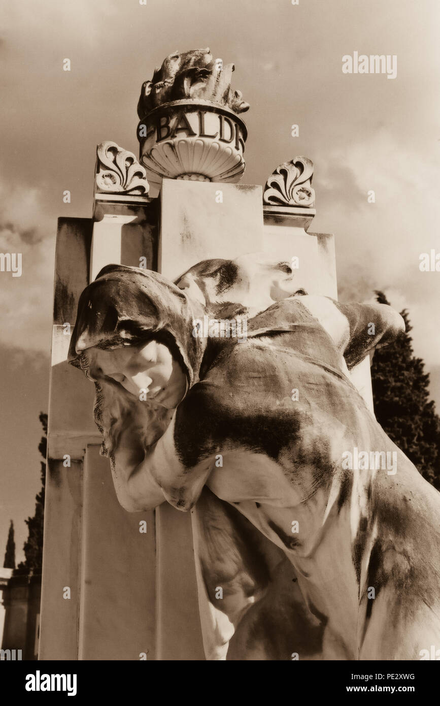 Künstlerische crypt Skulpturen auf dem Friedhof von San Miniato al Monte über den Fluss Arno in Florenz, Italien Stockfoto