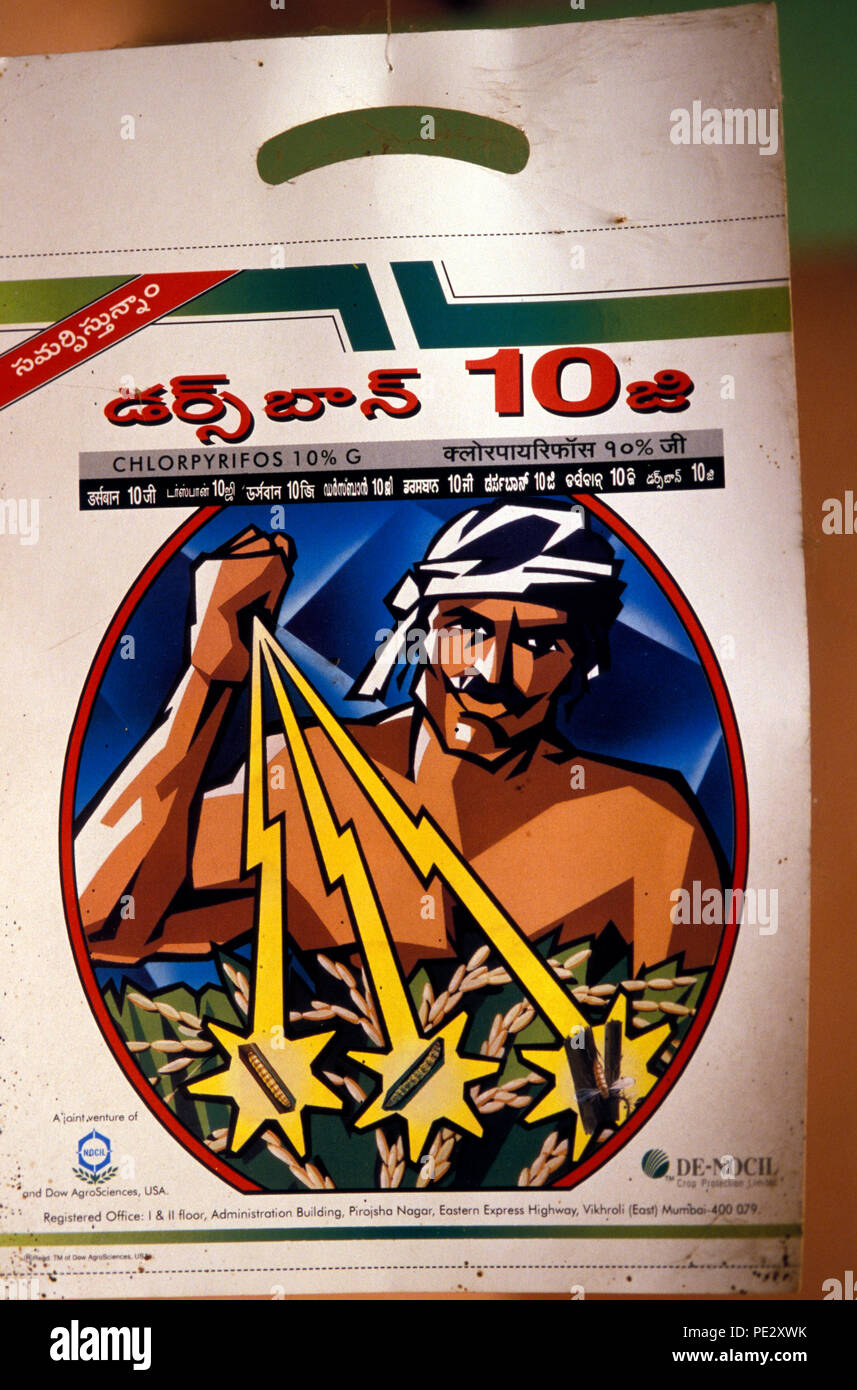 Ein Plakat werbung Pestizide in eine bäuerliche Landwirtschaft im Zentrum von Indien. Stockfoto