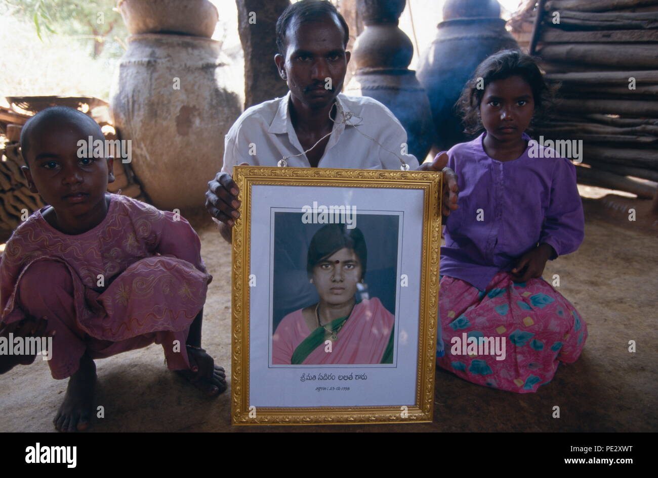 Die Familie von einem Selbstmord in Warangal, Indien. Viele indische Landwirte es vorziehen, sich selbst zu töten, anstatt die Schande der öffentlichen Verschuldung durch Kreditaufnahme GV-Saatgut, die in der Folge, die wachsen nicht zu kaufen. Stockfoto