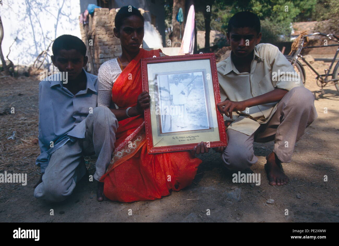 Die Familie von einem Selbstmord in Warangal, Indien. Viele indische Landwirte es vorziehen, sich selbst zu töten, anstatt die Schande der öffentlichen Verschuldung durch Kreditaufnahme GV-Saatgut, die in der Folge, die wachsen nicht zu kaufen. Stockfoto