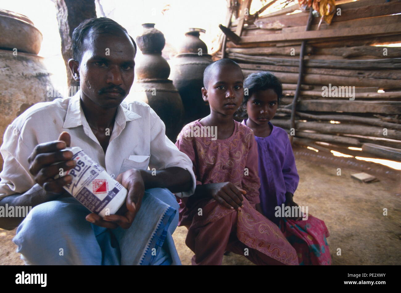 Die Familie von einem Selbstmord in Warangal, Indien. Viele indische Landwirte es vorziehen, sich selbst zu töten, anstatt die Schande der öffentlichen Verschuldung durch Kreditaufnahme GV-Saatgut, die in der Folge, die wachsen nicht zu kaufen. Stockfoto