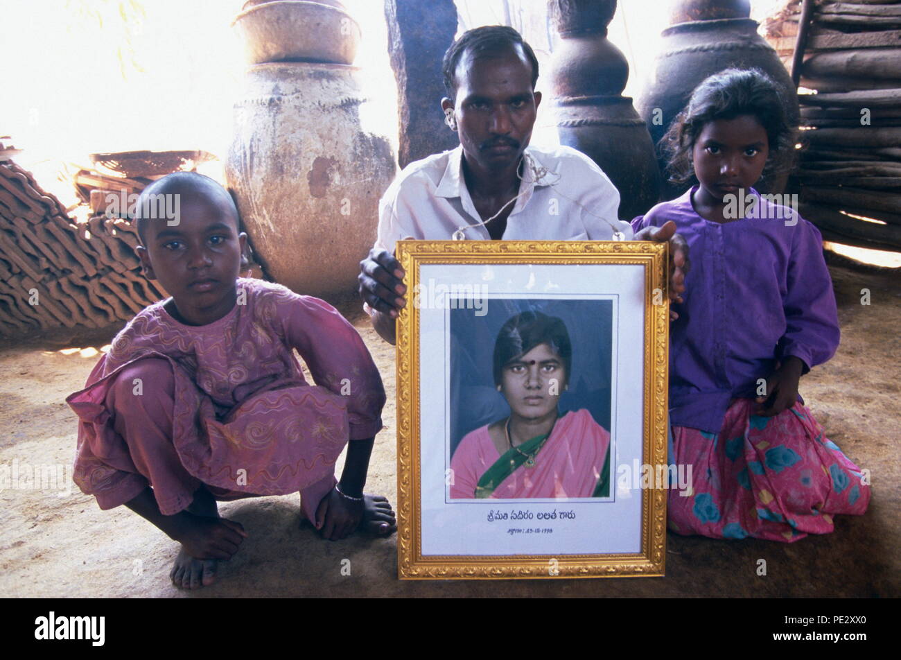 Die Familie von einem Selbstmord in Warangal, Indien. Viele indische Landwirte es vorziehen, sich selbst zu töten, anstatt die Schande der öffentlichen Verschuldung durch Kreditaufnahme GV-Saatgut, die in der Folge, die wachsen nicht zu kaufen. Stockfoto
