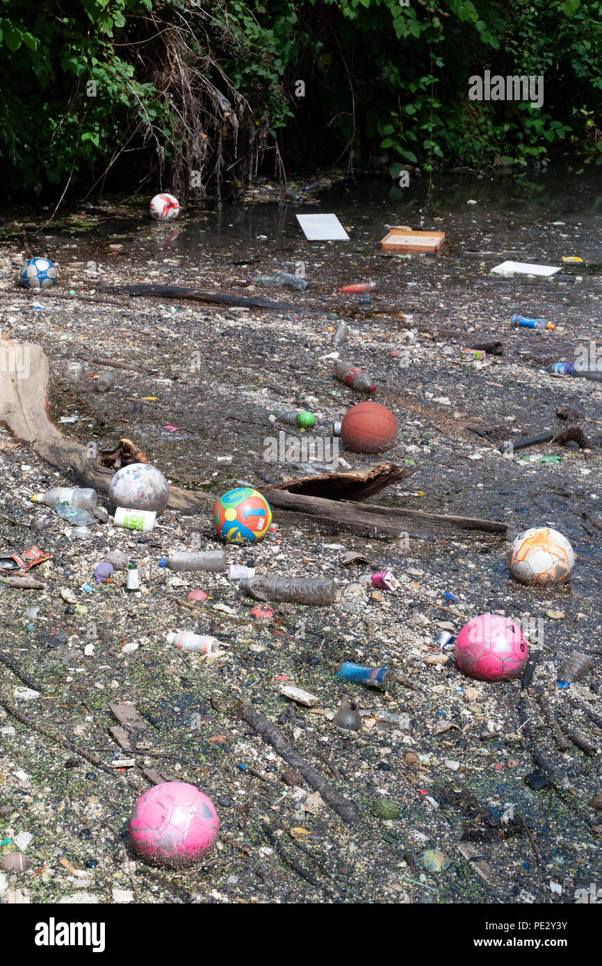 Die Verschmutzung der Flüsse gesammelt in der Nähe einer Verschmutzung Gitter, Fluss, in der Nähe von Brent Brent Behälter, auch als Walisischen Harfe Reservoir, Brent, London, Vereinigtes Königreich bekannt Stockfoto