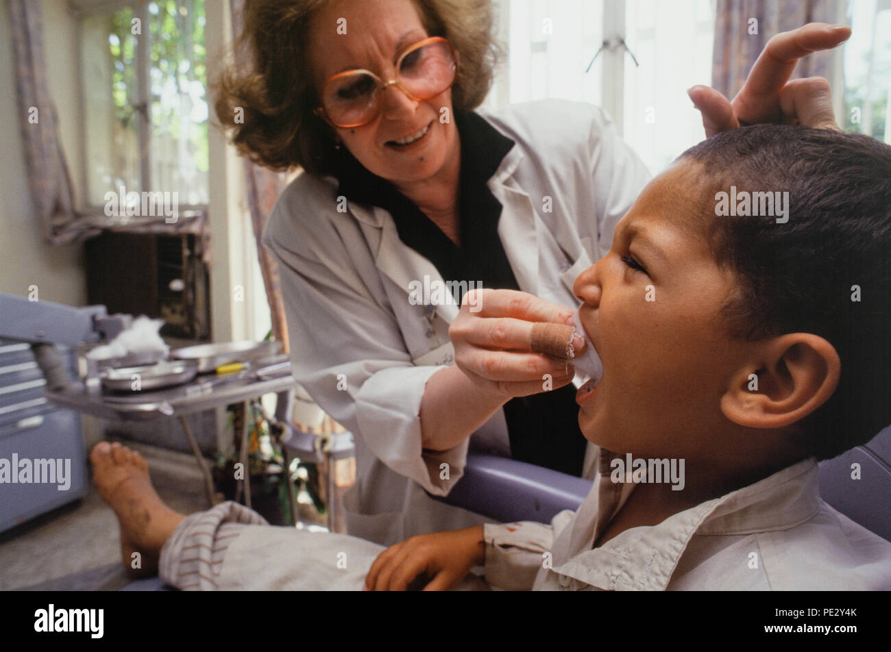 Oktober 1995 - Bagdad, Irak - ein Junge, ein Zahn am Zahnarzt, wo der Mangel an dringend benötigte medizinische Versorgung und Ausrüstung der Zusammenbruch des Gesundheitswesens im Irak wegen der UN-Sanktionen aufgrund der irakischen Invasion Kuwaits, vor allem Einfluss auf Neugeborene und Babys gesehen hat gezogen. Stockfoto
