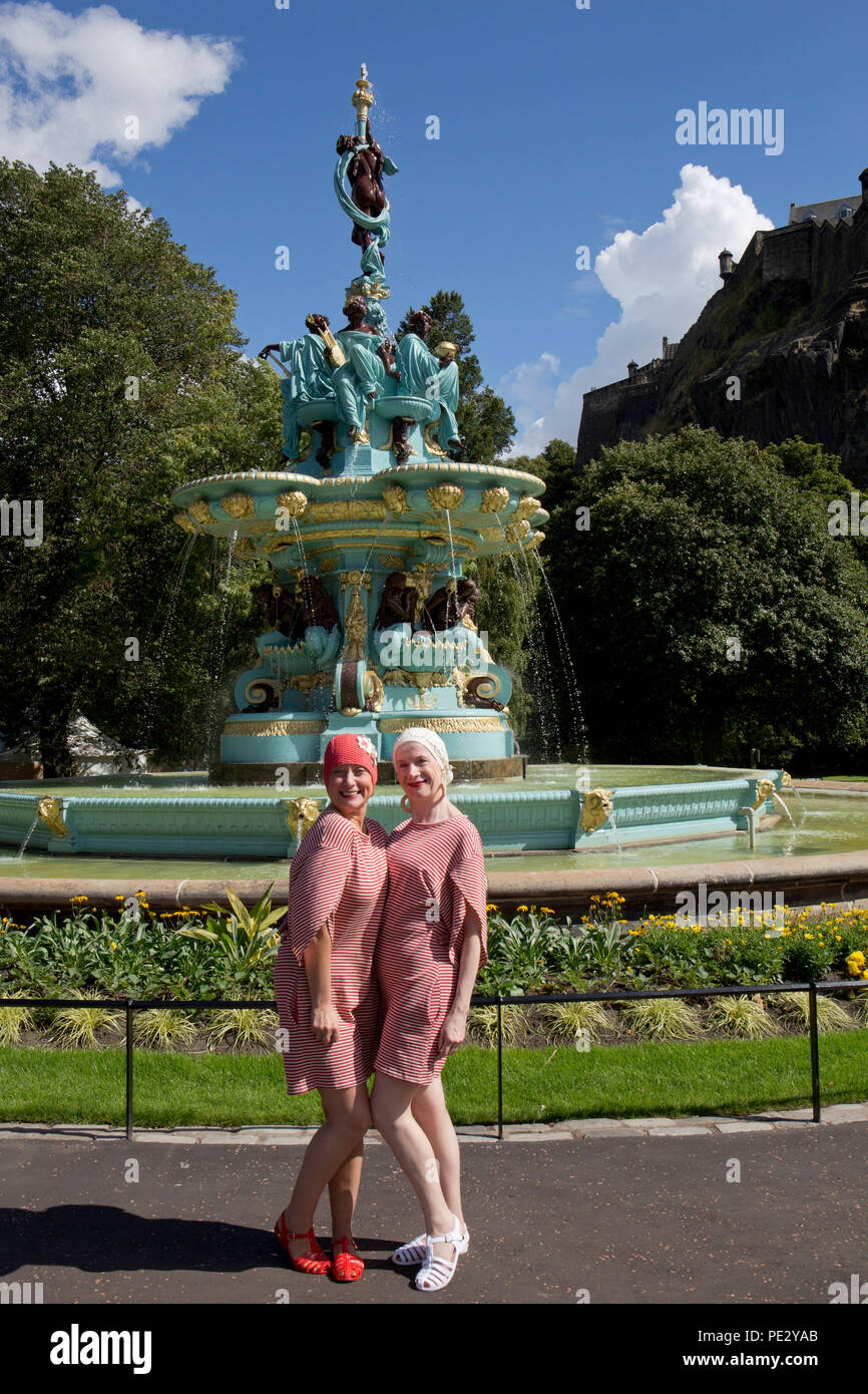 Eine Splashmob aus Dancebase in Edinburgh Touristen im renovierten Ross Brunnen in der Princes Street Gardens, Edinburgh, Schottland unterhalten Stockfoto