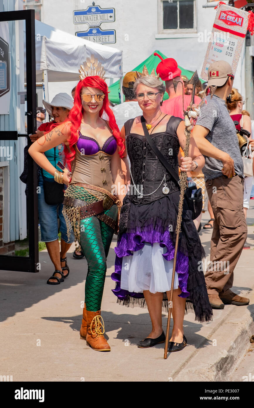 Zwei Frauen in ozeanischen themed Kostümen stellen an der Coldwater Ontario Steampunk Festival. Stockfoto