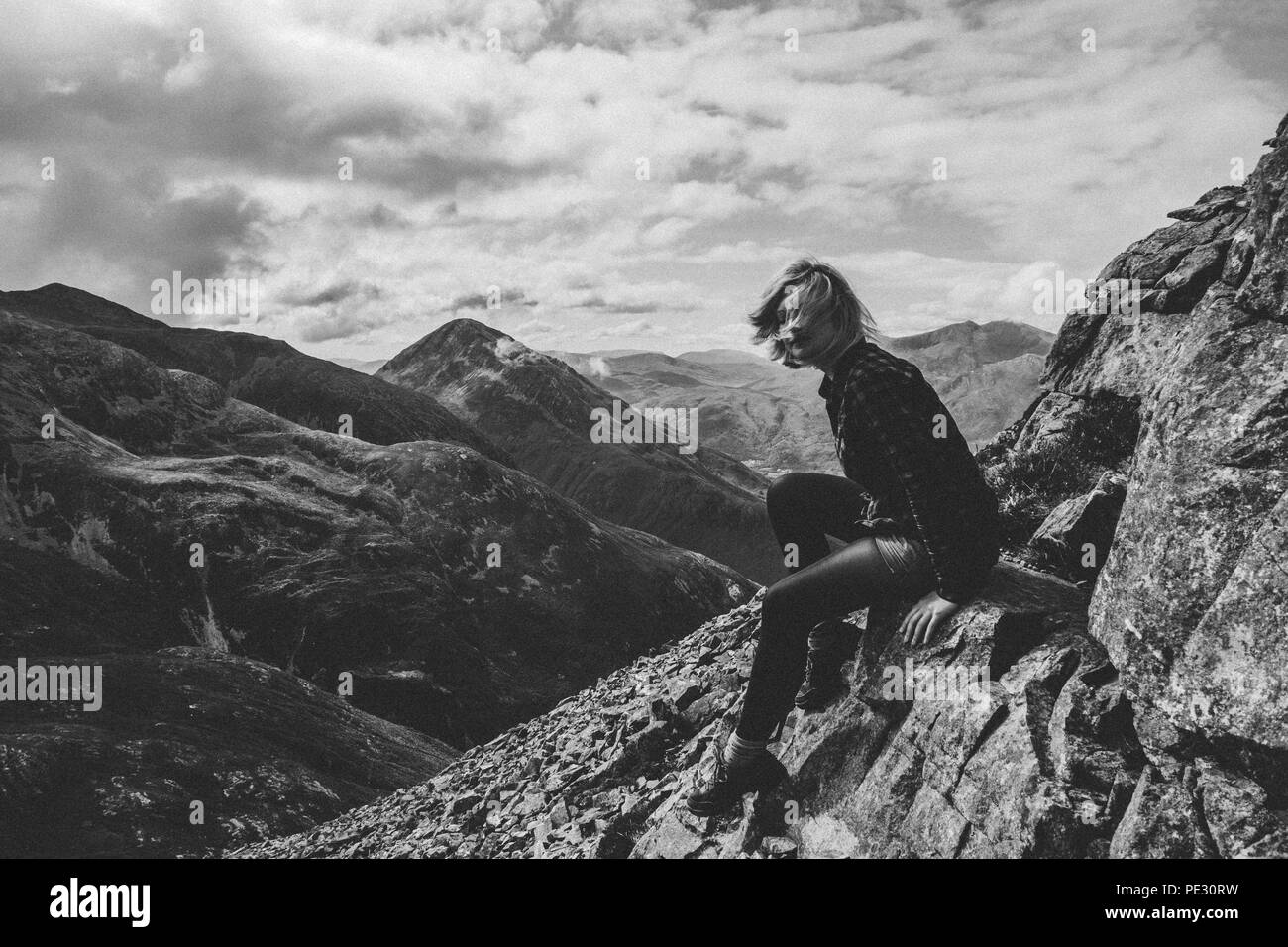 Wandern Schottland Berge, Glencoe. Name des Berges - Pap von Glencoe. Schwarz/Weiß-Fotografie, erweiterte selfie Stockfoto