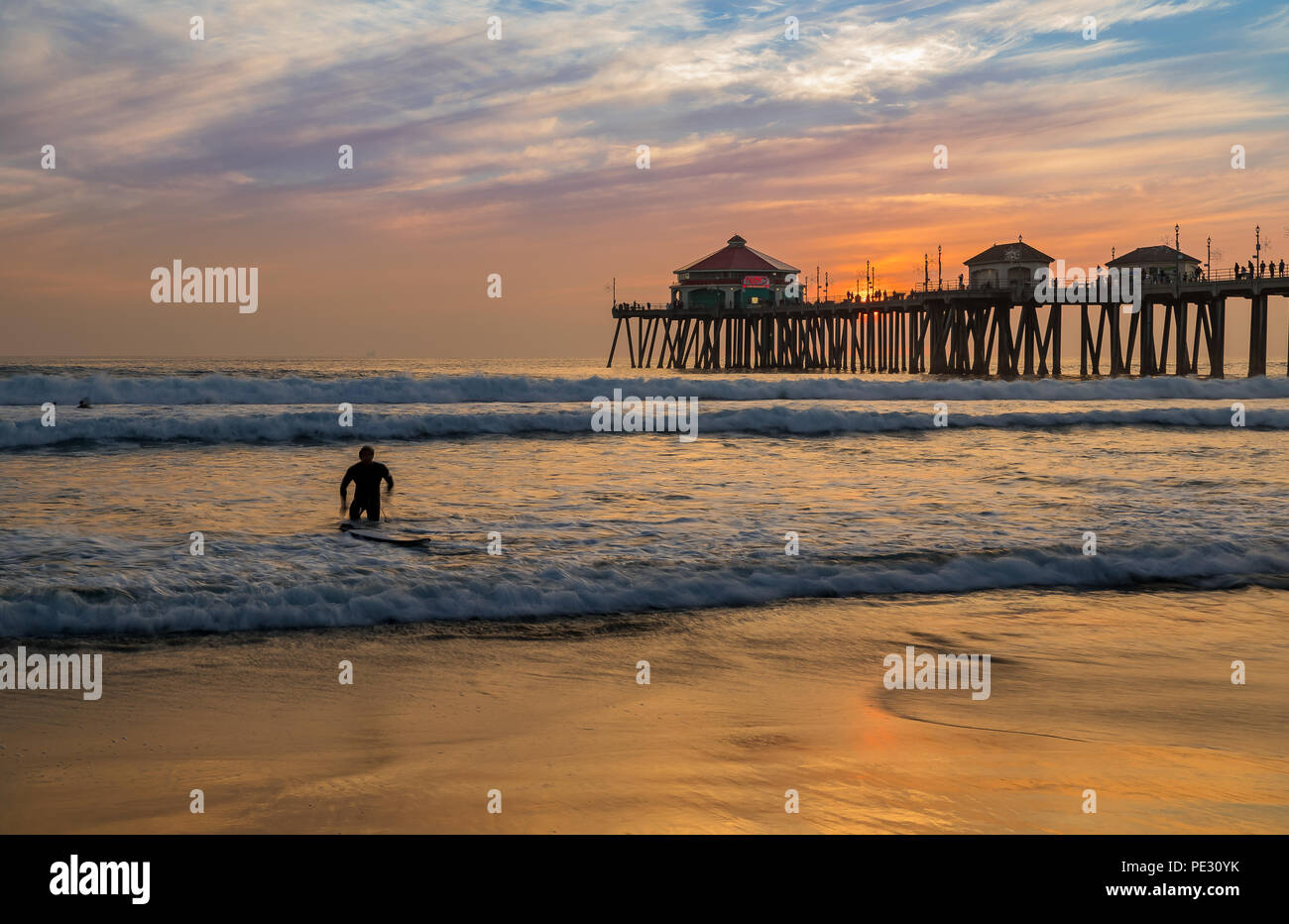 Unglaubliche Farben des Sonnenuntergangs von Huntington Beach Pier, in der berühmten Surf City in Kalifornien Stockfoto