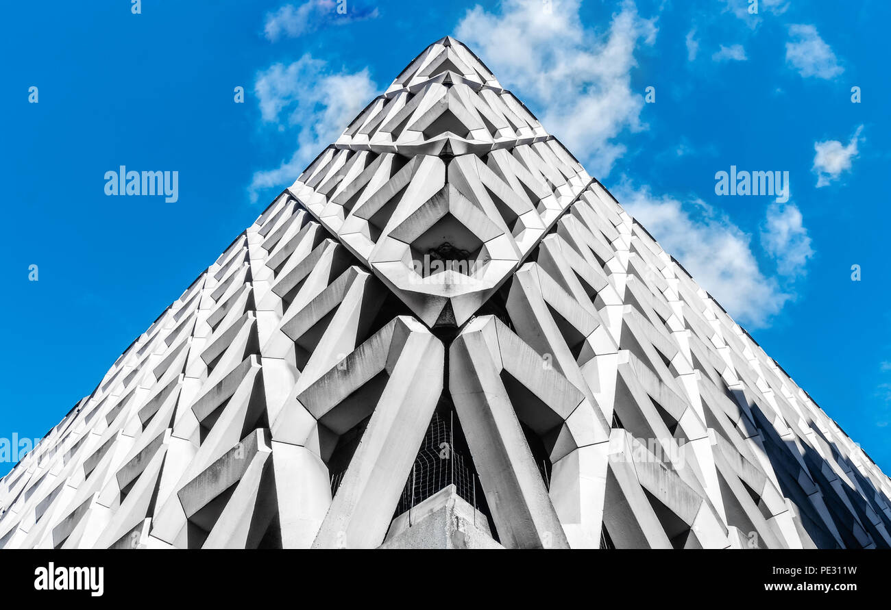 Dystopische Betonkonstruktion unter Blue Sky, London, England, Großbritannien Stockfoto