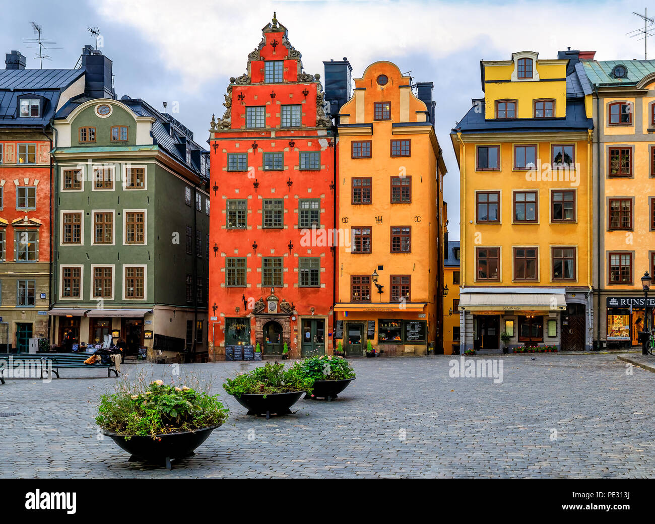 Stockholm, Schweden, 26. Oktober 2017: reich verzierten Häuser auf dem berühmten Platz Stortorget im Herzen der Altstadt Gamla Stan. Stockfoto