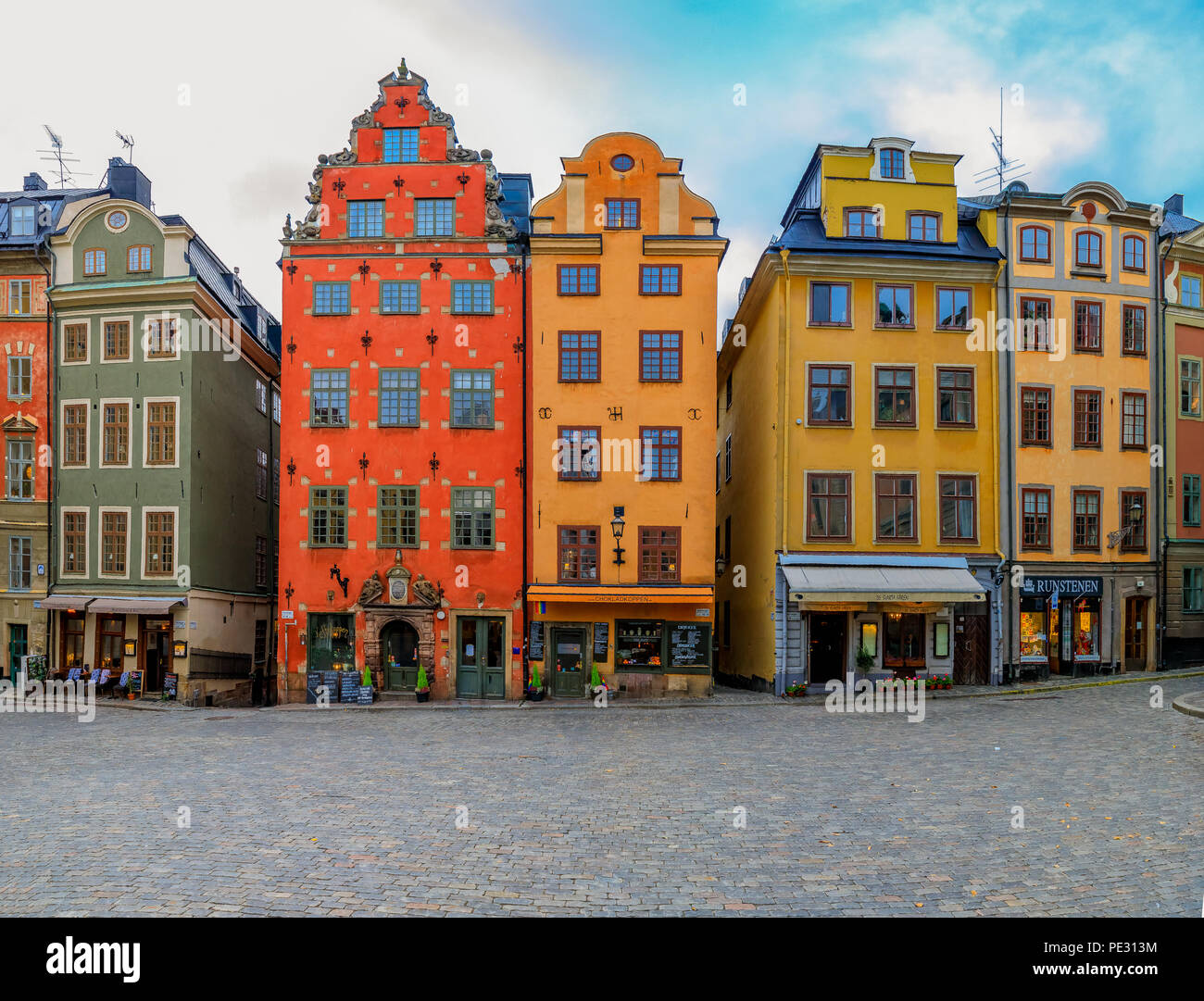Stockholm, Schweden, 26. Oktober 2017: reich verzierten Häuser auf dem berühmten Platz Stortorget im Herzen der Altstadt Gamla Stan. Stockfoto