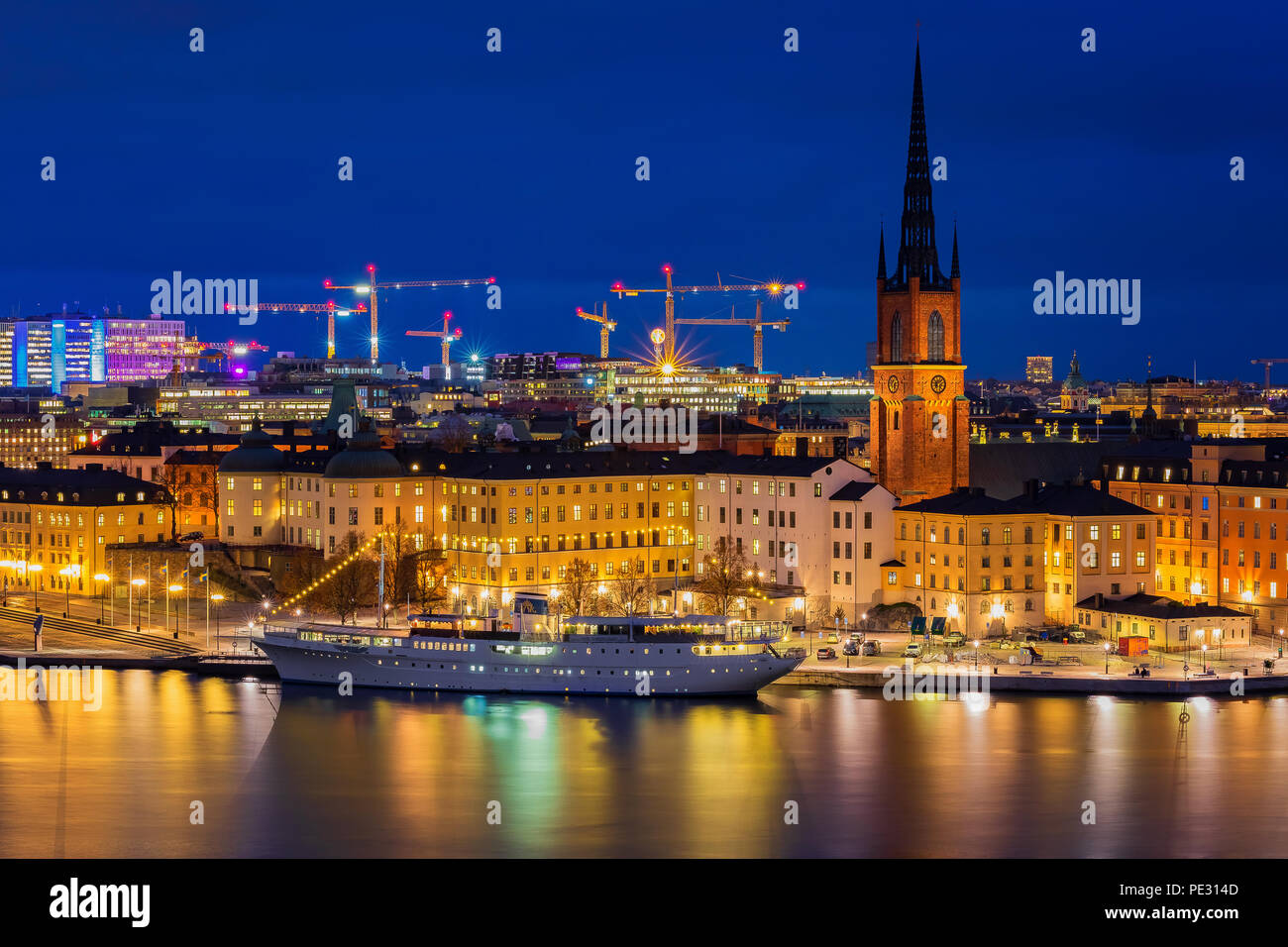 Stockholm, Schweden, 24. Oktober, 2017: Blick über den See Malaren bei Sonnenuntergang auf traditionellen gotischen Gebäude in der Altstadt Gamla Stan und Riddarholmen ch Stockfoto