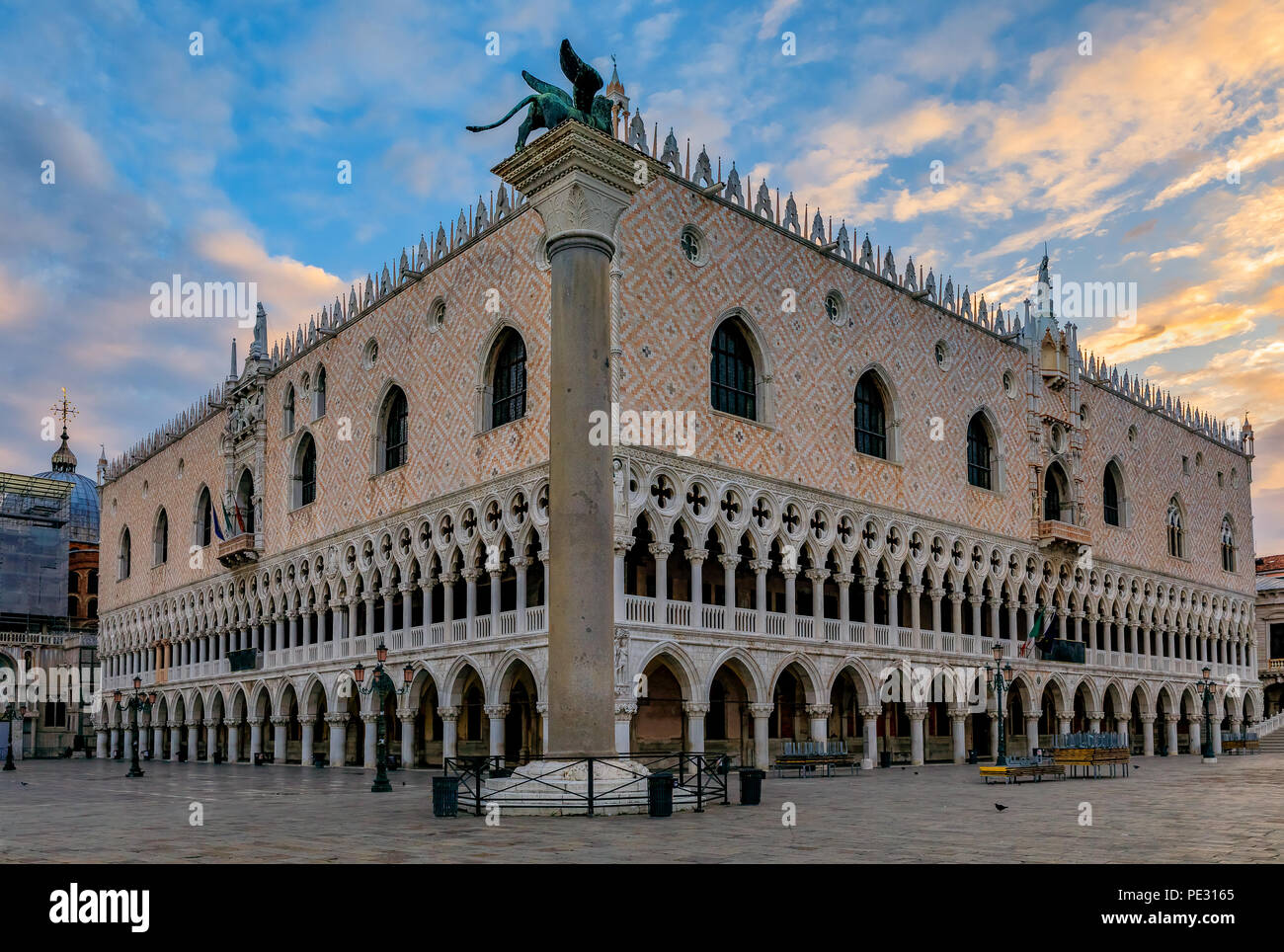 Blick auf den Dogenpalast und Markusplatz Spalte (die Spalte der Löwe) in Saint Mark's (San Marco) Square entlang des Canal Grande in Venedig, Italien Stockfoto