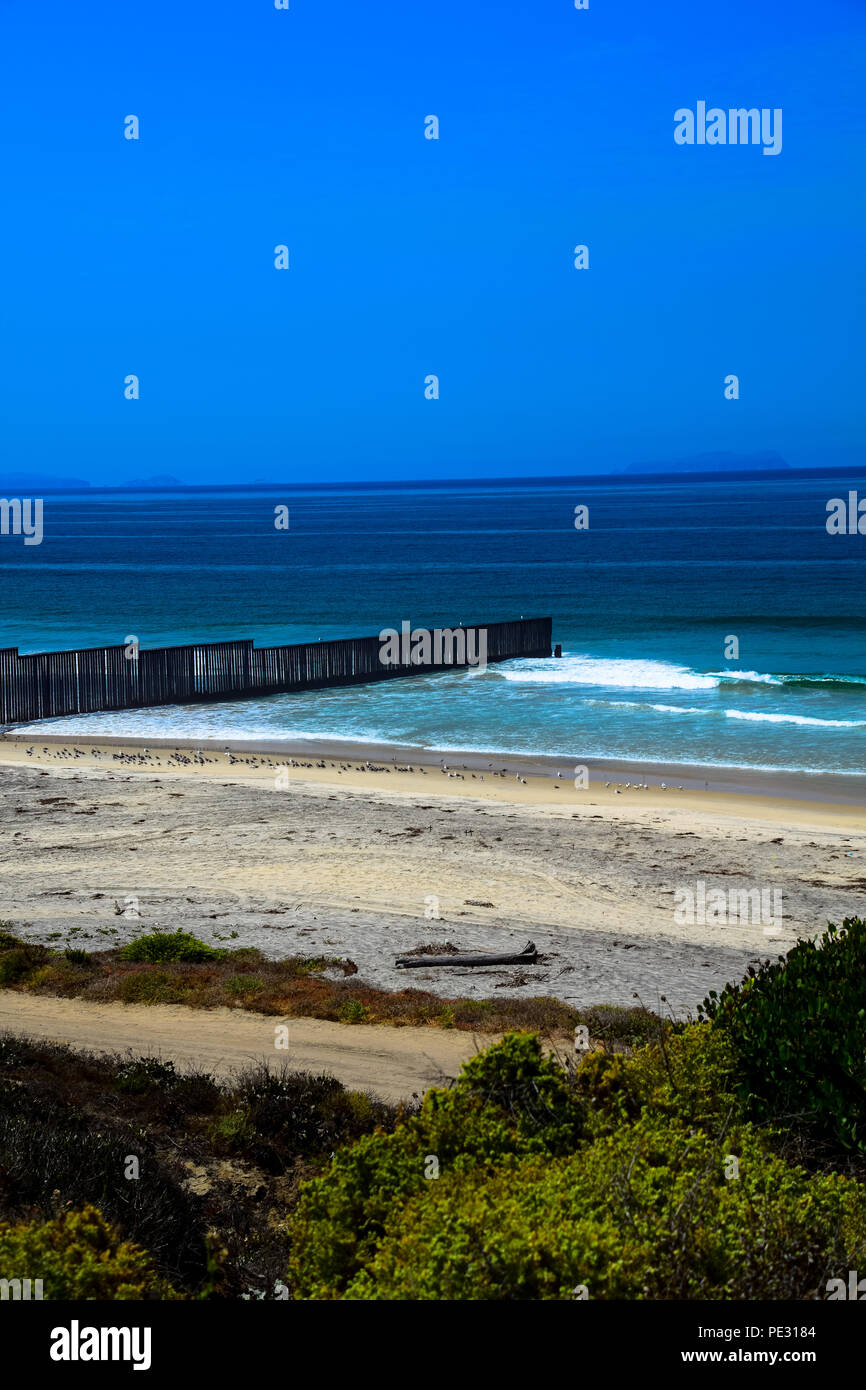 Blick auf die Grenzmauer im Imperial Beach in San Diego, Kalifornien Stockfoto