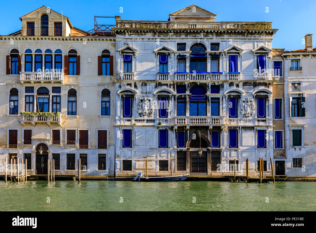 Venedig, Italien, 24. September 2017: malerische Fassaden in venezianischer gotischer Architektur entlang des Grand Canal Stockfoto