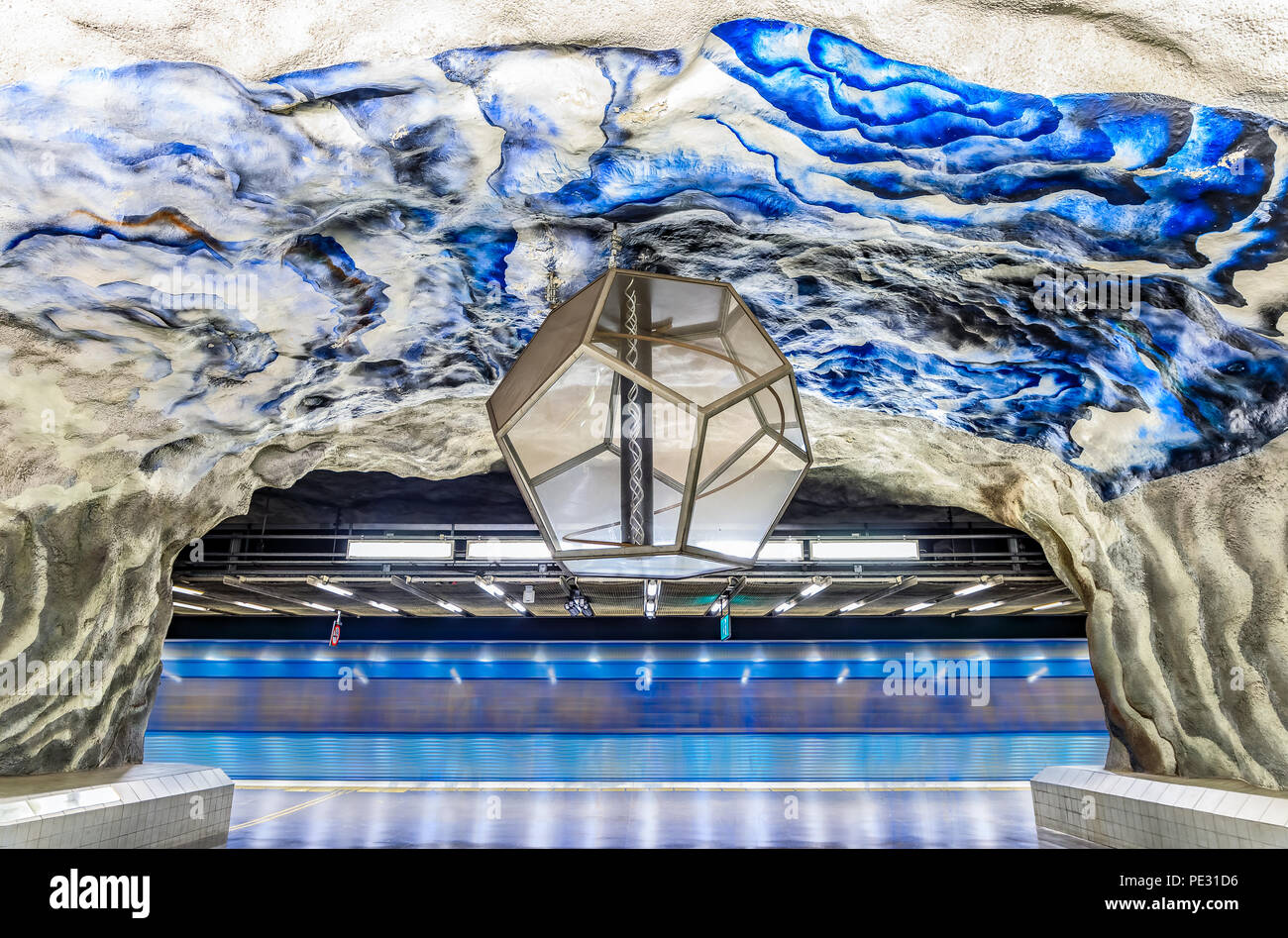 Stockholm, Schweden - August 28,2017: fahrenden Zug in der U-Bahn oder Station Tunnelbana Tekniska Hogskolan oder Institut für Technologie mit Intr Stockfoto