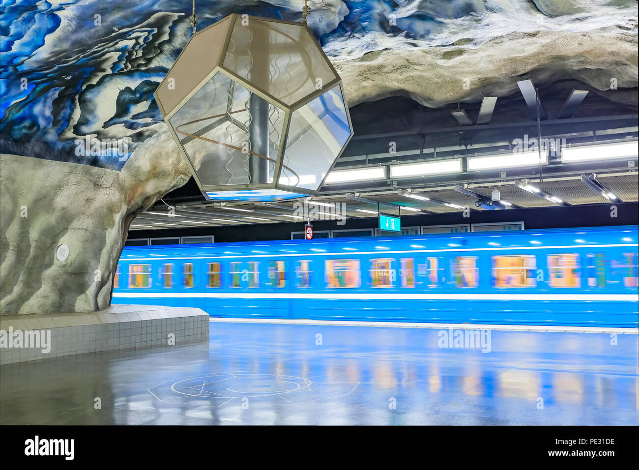 Stockholm, Schweden - August 28,2017: fahrenden Zug in der U-Bahn oder Station Tunnelbana Tekniska Hogskolan oder Institut für Technologie mit Intr Stockfoto