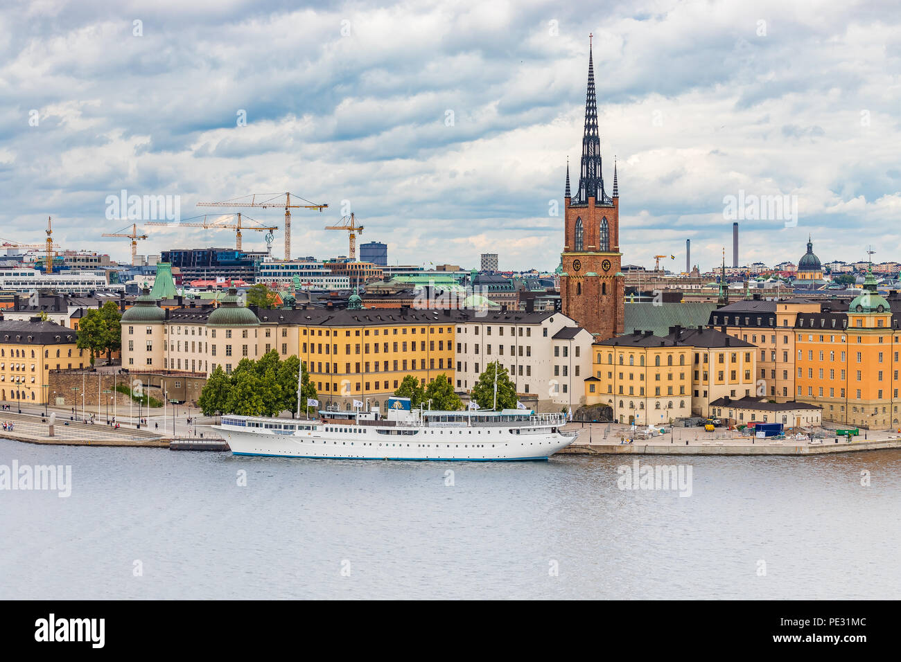 Stockholm, Schweden - 10. August 2017: Blick auf die Insel und Riddarholmen Riddarholmen Kirche, die grabkirche der Schwedischen Monarchen, in der Altstadt Gamla Stockfoto