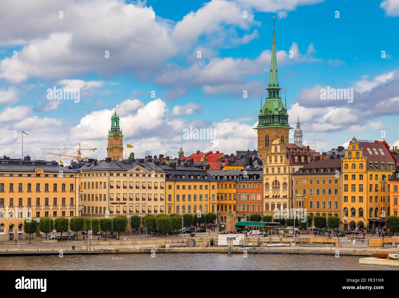 Stockholm, Schweden - 10. August 2017: Traditionelle gotische Bauten auf Kornhamnstorg Square, Hafen, in der Altstadt Gamla Stan Stockfoto