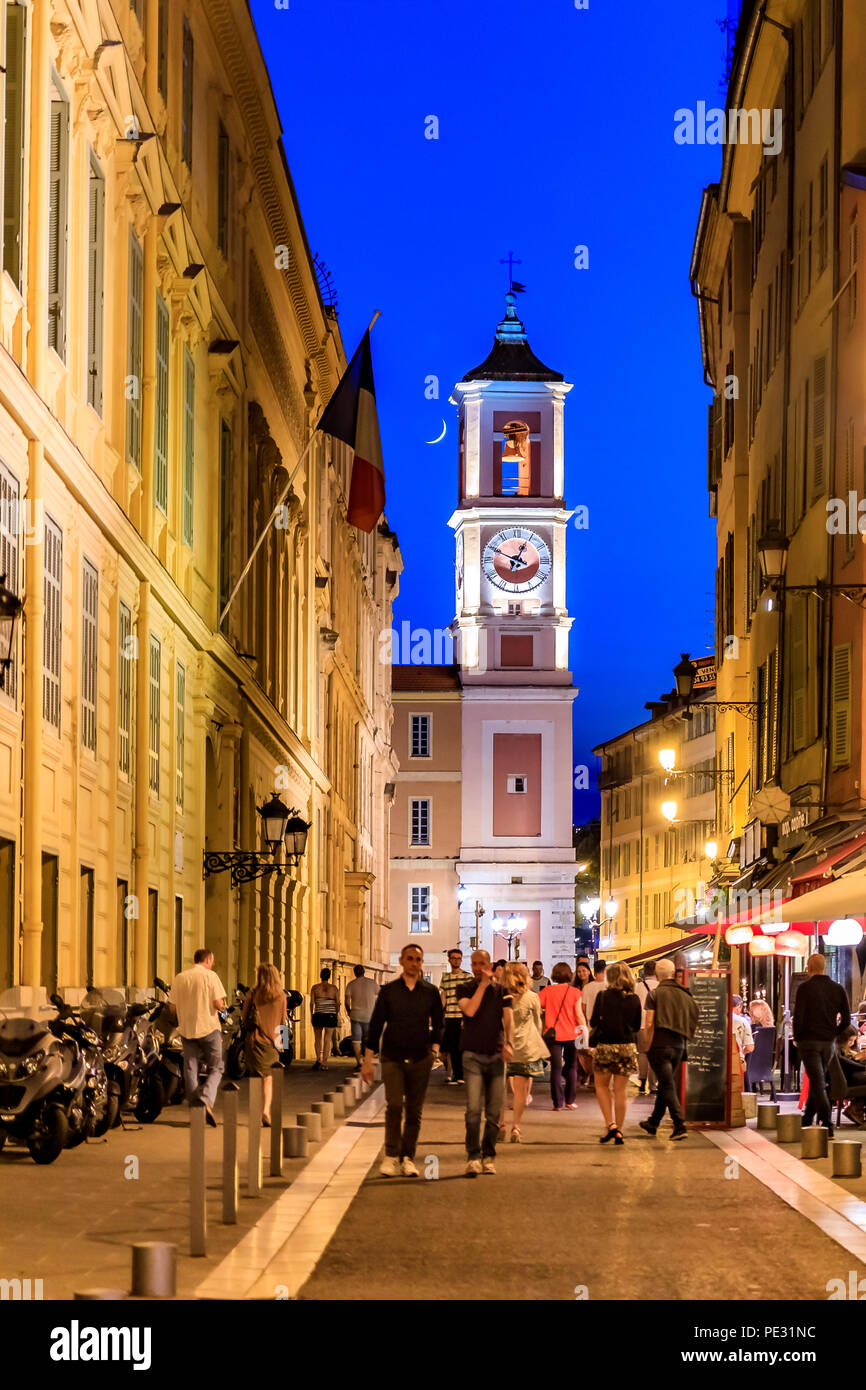 Nizza, Frankreich - 27. Mai 2017: Halbmond über der Caserne Rusca Clock Tower und Menschen zu Fuß von den Restaurants in den Straßen der Alten steigende Stockfoto