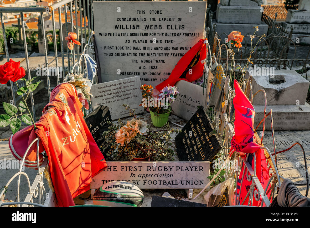 Grab des ersten Rugbyspieler William Webb Ellis in einem alten Friedhof in Menton an der Côte d'Azur Stockfoto